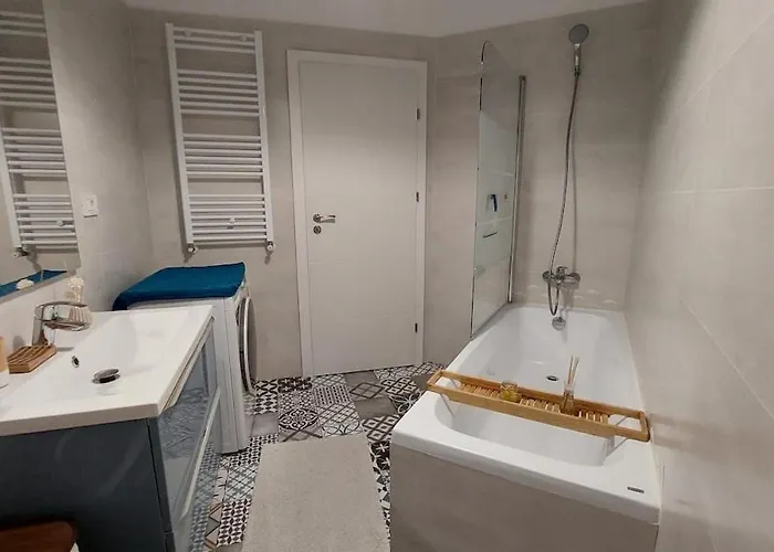 Parkside Nature Retreat & Parking *