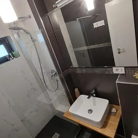 Parkside Nature Retreat & Parking *