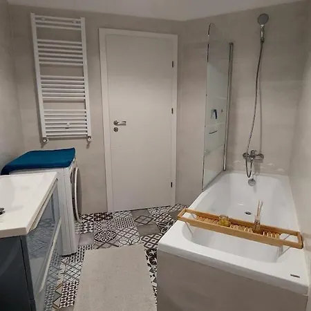 Parkside Nature Retreat & Parking *