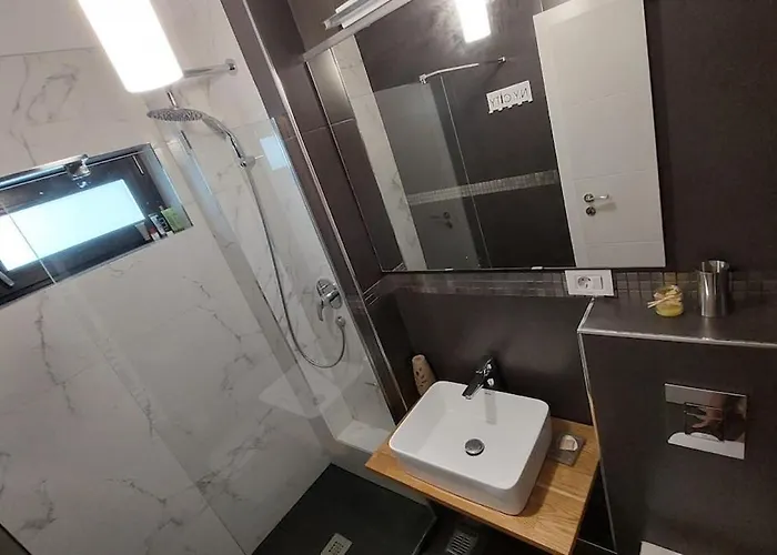 Parkside Nature Retreat & Parking *